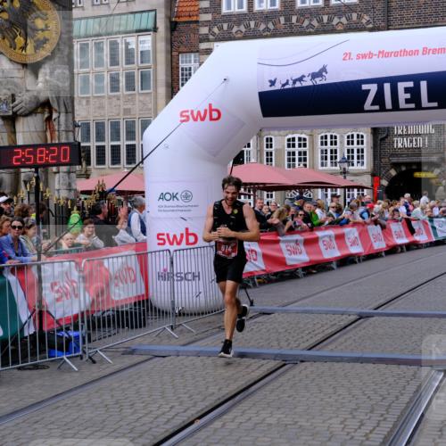 13.09.2026 - 21. swb-Marathon Bremen Tim E. http://msf.ph/oto/10351463 13.09.2026 12:29:09 Ziel 317, 796, 1046 meine-sportfotos.de
