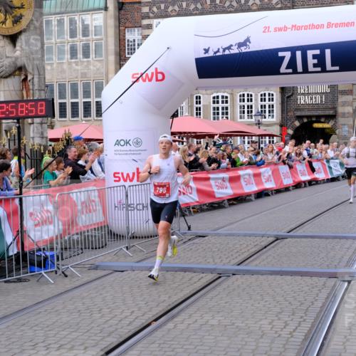 13.09.2026 - 21. swb-Marathon Bremen Tim E. http://msf.ph/oto/10351575 13.09.2026 12:29:48 Ziel 821 meine-sportfotos.de