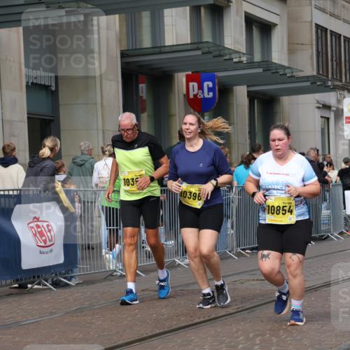 13.09.2026 - 21. swb-Marathon Bremen Strokosch-Dieckow http://msf.ph/oto/10351653 13.09.2026 11:14:04 Ziel 10303, 10395, 10396, 10402, 10586, 10722, 10784, 10854, 11041, 11140, 11173, 11233, 11363, 11535, 11703, 11864, 12100, 12112, 12431, 10330, 10491, 10799, 10880, 11027, 11078, 11902 meine-sportfotos.de