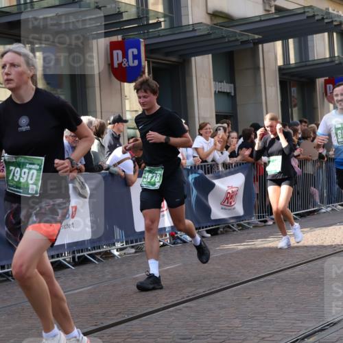 13.09.2026 - 21. swb-Marathon Bremen Strokosch-Dieckow http://msf.ph/oto/10351746 13.09.2026 13:32:16 Ziel 1437, 1687, 2292, 2293, 2611, 2910, 2992, 3354, 3402, 3429, 3441, 3878, 3895, 4263, 4323, 4380, 4471, 4655, 4835, 4862, 5281, 5398, 5581, 5657, 6518, 6583, 6593, 6718, 6760, 6781, 6900, 7016, 7173, 7466, 7758, 7990, 8344, 8367, 8957, 9040, 9151, 9175, 9283, 9719, 9779, 13208, 13244, 287, 1369, 2310, 2934, 3650, 3922, 3946, 4057, 4566, 4655, 4797, 4979, 5628, 6116, 6258, 6475, 7182, 7526, 7818, 9394, 13182 meine-sportfotos.de