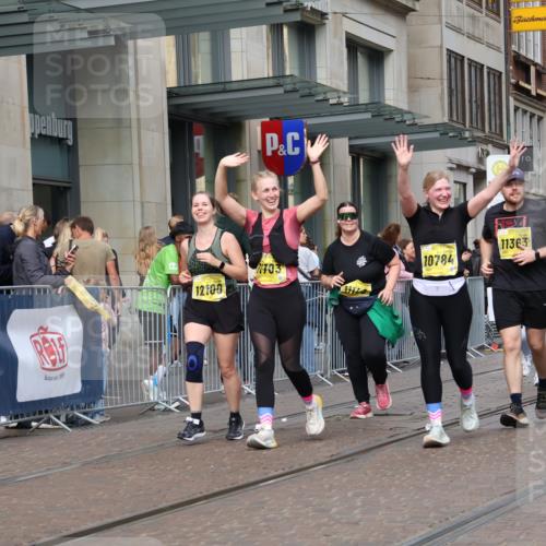 13.09.2026 - 21. swb-Marathon Bremen Strokosch-Dieckow http://msf.ph/oto/10351957 13.09.2026 11:14:10 Ziel 10303, 10395, 10396, 10402, 10586, 10722, 10784, 10854, 11041, 11140, 11173, 11363, 11408, 11703, 11864, 12100, 12112, 12431, 10402, 10491, 10799, 10880, 11027, 11233, 11535, 11864, 11902 meine-sportfotos.de