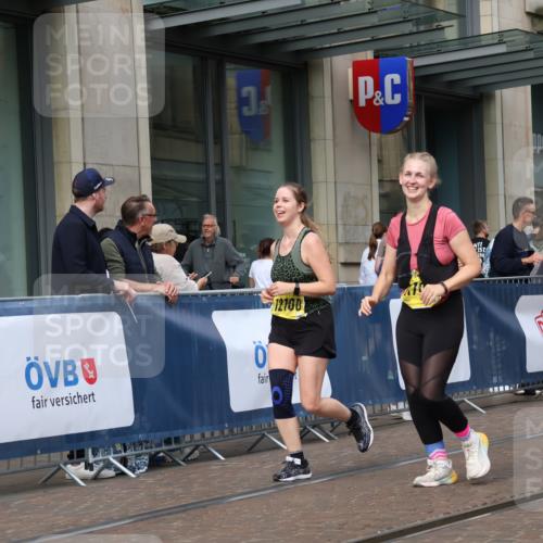 13.09.2026 - 21. swb-Marathon Bremen Strokosch-Dieckow http://msf.ph/oto/10352057 13.09.2026 11:14:12 Ziel 10303, 10395, 10396, 10519, 10586, 10722, 10784, 10854, 11041, 11140, 11173, 11363, 11408, 11703, 12100, 12112, 12431, 10402, 10491, 10799, 10854, 10880, 11027, 11233, 11535, 11864, 11902 meine-sportfotos.de