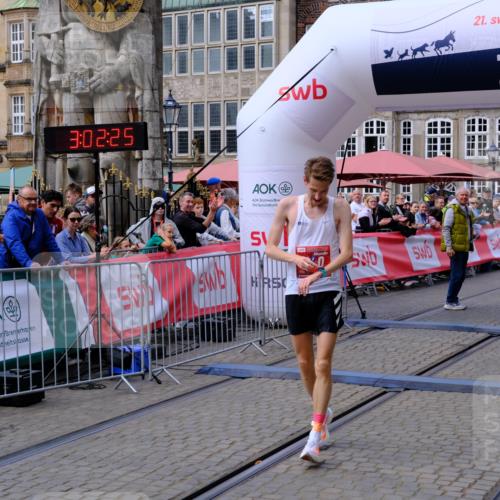 13.09.2026 - 21. swb-Marathon Bremen Tim E. http://msf.ph/oto/10352150 13.09.2026 12:33:15 Ziel 822 meine-sportfotos.de