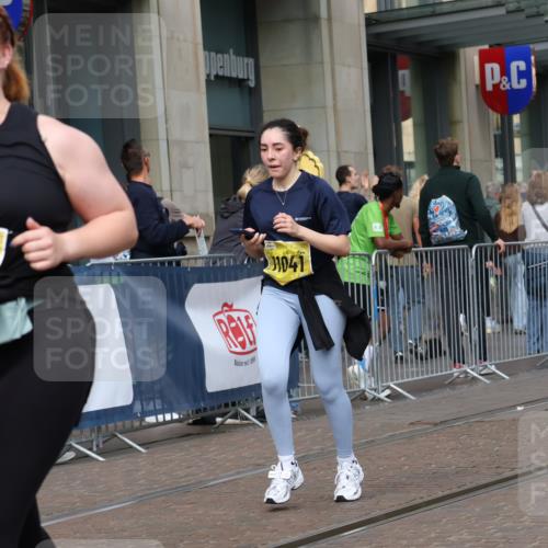 13.09.2026 - 21. swb-Marathon Bremen Strokosch-Dieckow http://msf.ph/oto/10352160 13.09.2026 11:14:14 Ziel 10303, 10395, 10396, 10519, 10705, 10722, 10784, 11041, 11140, 11173, 11186, 11363, 11408, 11703, 12100, 12112, 12431, 10402, 10491, 10586, 10799, 10854, 10880, 11027, 11233, 11535, 11864, 11902 meine-sportfotos.de