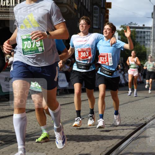 13.09.2026 - 21. swb-Marathon Bremen Strokosch-Dieckow http://msf.ph/oto/10352168 13.09.2026 13:29:43 Ziel 132, 303, 596, 651, 1083, 1365, 1387, 1545, 1823, 2023, 2076, 2301, 2742, 2867, 2957, 3258, 3721, 3796, 3846, 3912, 4541, 5036, 5244, 5599, 6030, 6103, 6499, 6690, 7013, 7149, 7361, 7426, 7631, 7649, 7860, 8007, 8009, 8066, 8099, 8277, 8338, 8675, 8831, 9249, 9889, 10128, 109, 454, 716, 1073, 1173, 1205, 1759, 1848, 1861, 3320, 3618, 3667, 3908, 4115, 4524, 4575, 5631, 6127, 6725, 7093, 8267, 8612, 8771, 8899, 9049 meine-sportfotos.de