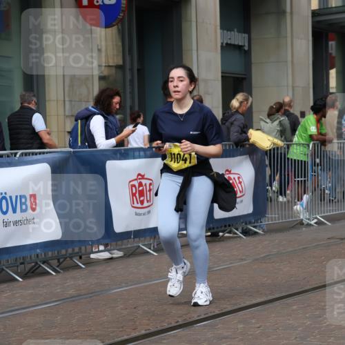 13.09.2026 - 21. swb-Marathon Bremen Strokosch-Dieckow http://msf.ph/oto/10352200 13.09.2026 11:14:15 Ziel 10303, 10395, 10396, 10519, 10705, 10722, 10784, 11041, 11140, 11173, 11186, 11363, 11408, 11703, 12100, 12112, 12431, 10402, 10491, 10586, 10799, 10854, 10880, 11027, 11233, 11535, 11864, 11902 meine-sportfotos.de