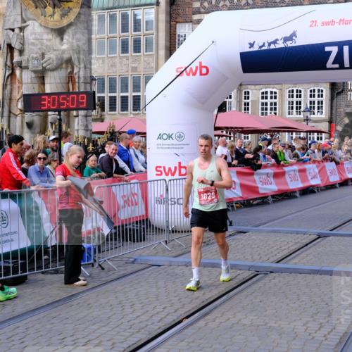 13.09.2026 - 21. swb-Marathon Bremen Tim E. http://msf.ph/oto/10352445 13.09.2026 12:35:59 Ziel 1238 meine-sportfotos.de