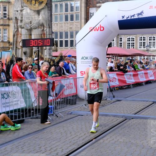 13.09.2026 - 21. swb-Marathon Bremen Tim E. http://msf.ph/oto/10352486 13.09.2026 12:35:59 Ziel 1238 meine-sportfotos.de