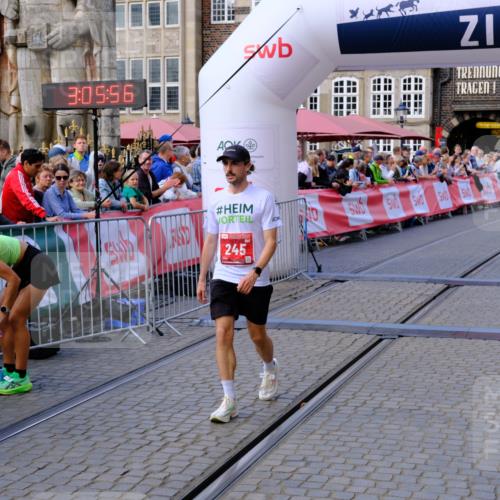 13.09.2026 - 21. swb-Marathon Bremen Tim E. http://msf.ph/oto/10352622 13.09.2026 12:36:46 Ziel  meine-sportfotos.de