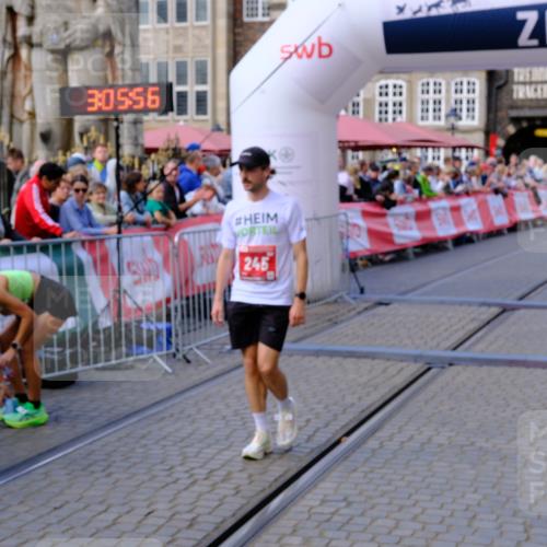 13.09.2026 - 21. swb-Marathon Bremen Tim E. http://msf.ph/oto/10352632 13.09.2026 12:36:46 Ziel  meine-sportfotos.de