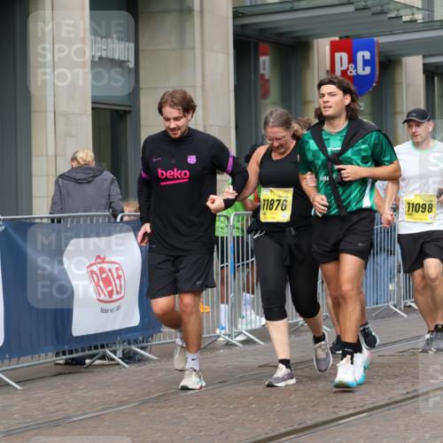 13.09.2026 - 21. swb-Marathon Bremen Strokosch-Dieckow http://msf.ph/oto/10352699 13.09.2026 11:14:32 Ziel 10271, 10519, 10557, 10605, 10705, 10752, 10776, 10805, 11085, 11097, 11098, 11186, 11288, 11408, 11645, 11673, 11876, 11974, 12191, 12193, 12333, 10303, 10395, 10396, 10402, 10586, 10722, 10784, 10854, 11041, 11140, 11173, 11233, 11363, 11535, 11703, 11864, 12100, 12112, 12431 meine-sportfotos.de