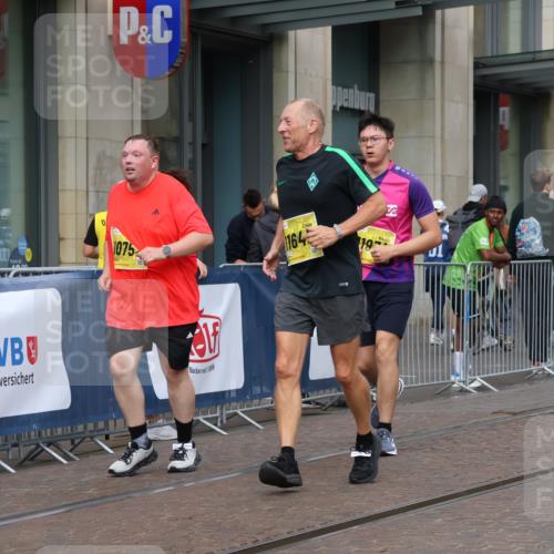 13.09.2026 - 21. swb-Marathon Bremen Strokosch-Dieckow http://msf.ph/oto/10353016 13.09.2026 11:14:40 Ziel 10271, 10325, 10557, 10605, 10752, 10776, 10805, 11085, 11097, 11098, 11288, 11645, 11673, 11694, 11810, 11876, 11974, 11990, 12110, 12191, 12193, 12333, 10303, 10395, 10396, 10519, 10705, 10722, 10784, 11041, 11140, 11173, 11186, 11363, 11408, 11703, 12100, 12112, 12431 meine-sportfotos.de