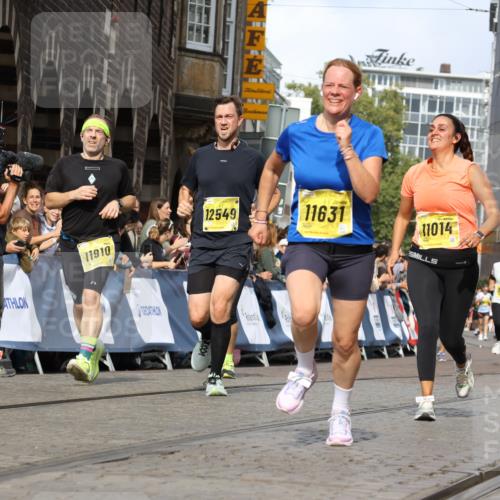 13.09.2026 - 21. swb-Marathon Bremen Strokosch-Dieckow http://msf.ph/oto/10353167 13.09.2026 10:55:23 Ziel 10555, 10646, 10901, 11001, 11620, 11631, 11860, 11889, 11908, 11976, 12313, 13592, 10203, 10256, 10297, 10379, 10529, 10788, 10881, 11377, 11414, 11557, 11748, 11862, 11941, 11975, 11977, 12030, 12150, 12348 meine-sportfotos.de