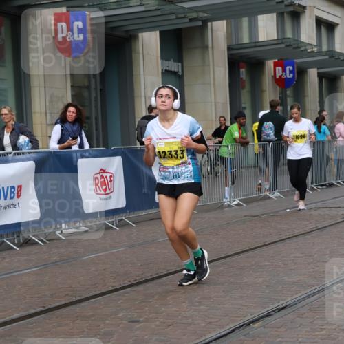 13.09.2026 - 21. swb-Marathon Bremen Strokosch-Dieckow http://msf.ph/oto/10353170 13.09.2026 11:14:49 Ziel 10271, 10325, 10605, 10752, 11085, 11424, 11645, 11673, 11694, 11810, 11974, 11990, 12110, 12333, 10519, 10557, 10705, 10722, 10776, 10805, 11085, 11097, 11098, 11186, 11288, 11408, 11645, 11876, 12112, 12191, 12193 meine-sportfotos.de