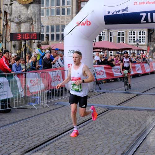 13.09.2026 - 21. swb-Marathon Bremen Tim E. http://msf.ph/oto/10353244 13.09.2026 12:41:08 Ziel 642, 1263, 3662 meine-sportfotos.de