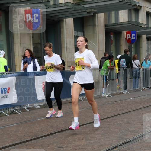 13.09.2026 - 21. swb-Marathon Bremen Strokosch-Dieckow http://msf.ph/oto/10353280 13.09.2026 11:14:52 Ziel 10325, 10605, 10606, 11424, 11694, 11810, 11990, 12110, 12333, 10271, 10519, 10557, 10705, 10752, 10776, 10805, 11085, 11097, 11098, 11186, 11288, 11408, 11645, 11673, 11876, 11974, 12191, 12193 meine-sportfotos.de