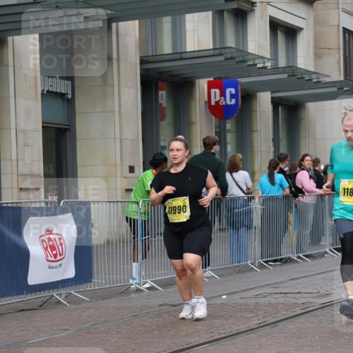 13.09.2026 - 21. swb-Marathon Bremen Strokosch-Dieckow http://msf.ph/oto/10353344 13.09.2026 11:14:53 Ziel 10325, 10605, 10606, 11424, 11694, 11810, 11990, 12110, 12333, 10271, 10519, 10557, 10705, 10752, 10776, 10805, 11085, 11097, 11098, 11186, 11288, 11408, 11645, 11673, 11876, 11974, 12191, 12193 meine-sportfotos.de