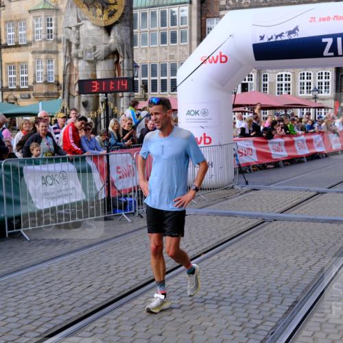 13.09.2026 - 21. swb-Marathon Bremen Tim E. http://msf.ph/oto/10353402 13.09.2026 12:42:02 Ziel 129, 1139 meine-sportfotos.de