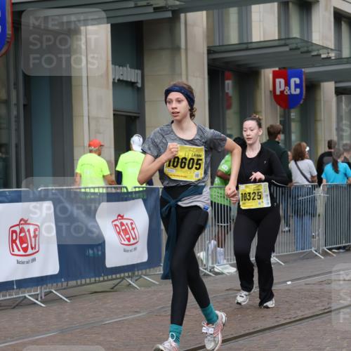 13.09.2026 - 21. swb-Marathon Bremen Strokosch-Dieckow http://msf.ph/oto/10353478 13.09.2026 11:14:57 Ziel 10325, 10606, 11424, 11694, 11810, 11990, 12110, 10271, 10519, 10557, 10605, 10705, 10752, 10776, 10805, 11085, 11097, 11098, 11186, 11288, 11408, 11645, 11673, 11876, 11974, 12191, 12193, 12333 meine-sportfotos.de