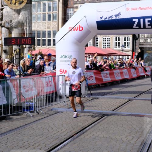 13.09.2026 - 21. swb-Marathon Bremen Tim E. http://msf.ph/oto/10353484 13.09.2026 12:42:35 Ziel  meine-sportfotos.de