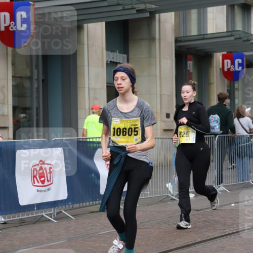 13.09.2026 - 21. swb-Marathon Bremen Strokosch-Dieckow http://msf.ph/oto/10353495 13.09.2026 11:14:57 Ziel 10325, 10606, 11424, 11694, 11810, 11990, 12110, 10271, 10519, 10557, 10605, 10705, 10752, 10776, 10805, 11085, 11097, 11098, 11186, 11288, 11408, 11645, 11673, 11876, 11974, 12191, 12193, 12333 meine-sportfotos.de
