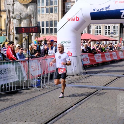 13.09.2026 - 21. swb-Marathon Bremen Tim E. http://msf.ph/oto/10353511 13.09.2026 12:42:35 Ziel  meine-sportfotos.de