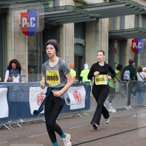 13.09.2026 - 21. swb-Marathon Bremen Strokosch-Dieckow http://msf.ph/oto/10353516 13.09.2026 11:14:57 Ziel 10325, 10606, 11424, 11694, 11810, 11990, 12110, 10271, 10519, 10557, 10605, 10705, 10752, 10776, 10805, 11085, 11097, 11098, 11186, 11288, 11408, 11645, 11673, 11876, 11974, 12191, 12193, 12333 meine-sportfotos.de