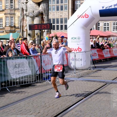 13.09.2026 - 21. swb-Marathon Bremen Tim E. http://msf.ph/oto/10353539 13.09.2026 12:42:36 Ziel  meine-sportfotos.de