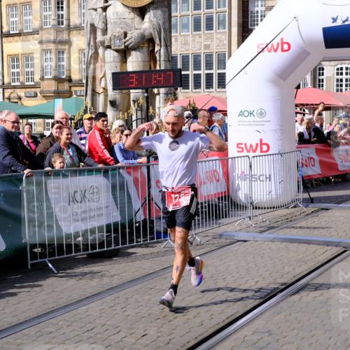 13.09.2026 - 21. swb-Marathon Bremen Tim E. http://msf.ph/oto/10353551 13.09.2026 12:42:36 Ziel  meine-sportfotos.de