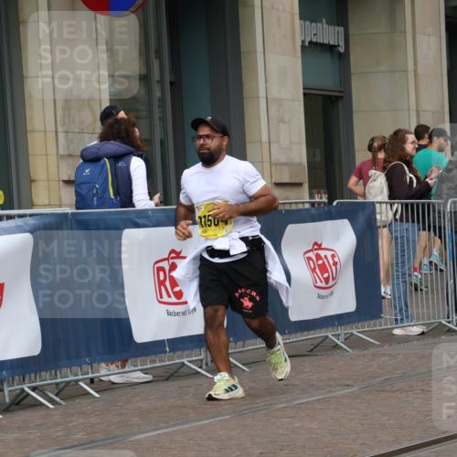 13.09.2026 - 21. swb-Marathon Bremen Strokosch-Dieckow http://msf.ph/oto/10353830 13.09.2026 11:15:18 Ziel 10572, 10900, 11504, 11897, 12137, 10325, 10605, 10606, 11424, 11694, 11810, 11990, 12110, 12333 meine-sportfotos.de