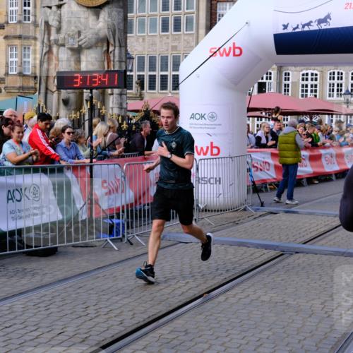 13.09.2026 - 21. swb-Marathon Bremen Tim E. http://msf.ph/oto/10353846 13.09.2026 12:44:30 Ziel 798, 1313, 1490, 2044, 6507 meine-sportfotos.de