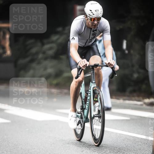 13.09.2026 - Stadtparktriathlon H.Heesch http://msf.ph/oto/10353930 13.09.2026 11:09:11 Radfahren 593, 625, 671 meine-sportfotos.de