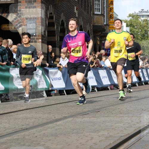 13.09.2026 - 21. swb-Marathon Bremen Strokosch-Dieckow http://msf.ph/oto/10354028 13.09.2026 10:55:50 Ziel 10203, 10256, 10297, 10379, 10529, 10725, 10788, 10881, 11377, 11414, 11557, 11748, 11862, 11941, 11975, 11977, 12030, 12150, 12218, 12258, 12348, 10298, 10690, 10703, 11790, 11972, 12061, 12143, 12484, 13565 meine-sportfotos.de