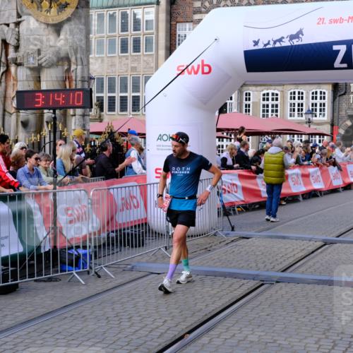 13.09.2026 - 21. swb-Marathon Bremen Tim E. http://msf.ph/oto/10354068 13.09.2026 12:44:58 Ziel 289, 6485 meine-sportfotos.de