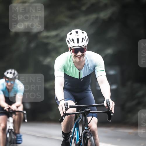 13.09.2026 - Stadtparktriathlon H.Heesch http://msf.ph/oto/10354320 13.09.2026 11:09:57 Radfahren 546, 637, 672 meine-sportfotos.de