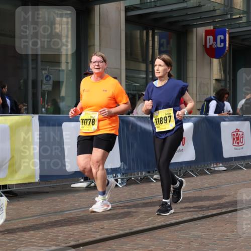 13.09.2026 - 21. swb-Marathon Bremen Strokosch-Dieckow http://msf.ph/oto/10354327 13.09.2026 11:15:39 Ziel 10474, 10665, 10900, 11217, 11307, 11549, 11613, 11768, 11778, 11897, 11940, 12046, 12306, 10572, 10606, 11424, 11504, 12137 meine-sportfotos.de