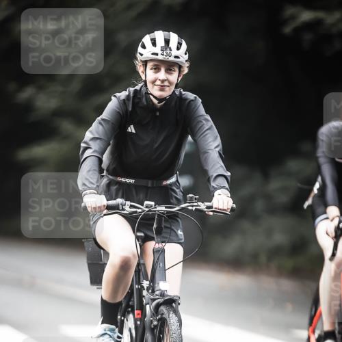 13.09.2026 - Stadtparktriathlon H.Heesch http://msf.ph/oto/10354451 13.09.2026 11:10:22 Radfahren 430, 572, 706 meine-sportfotos.de