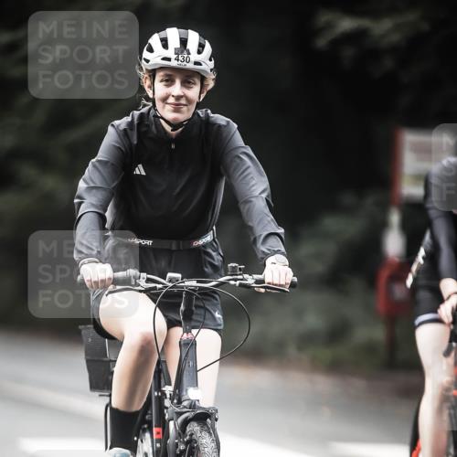 13.09.2026 - Stadtparktriathlon H.Heesch http://msf.ph/oto/10354458 13.09.2026 11:10:22 Radfahren 430, 572, 706 meine-sportfotos.de