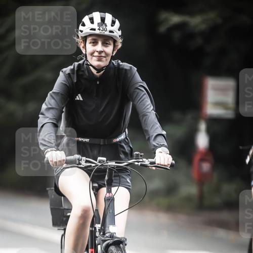 13.09.2026 - Stadtparktriathlon H.Heesch http://msf.ph/oto/10354460 13.09.2026 11:10:23 Radfahren 430, 572, 610, 706 meine-sportfotos.de
