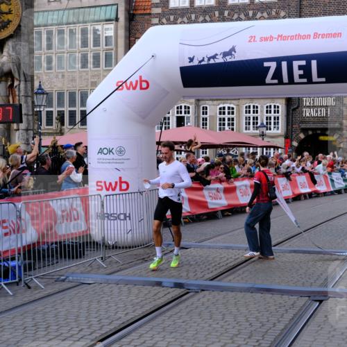 13.09.2026 - 21. swb-Marathon Bremen Tim E. http://msf.ph/oto/10354886 13.09.2026 12:46:26 Ziel 103, 1352, 2143, 8044 meine-sportfotos.de