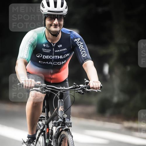 13.09.2026 - Stadtparktriathlon H.Heesch http://msf.ph/oto/10354910 13.09.2026 11:11:12 Radfahren 589, 685, 688 meine-sportfotos.de