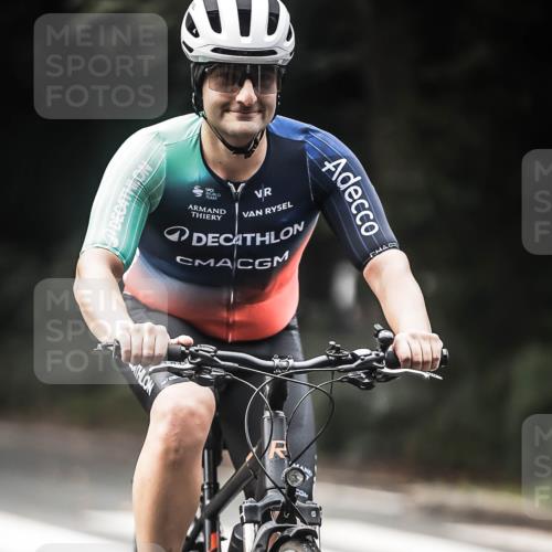 13.09.2026 - Stadtparktriathlon H.Heesch http://msf.ph/oto/10354915 13.09.2026 11:11:12 Radfahren 589, 685, 688 meine-sportfotos.de