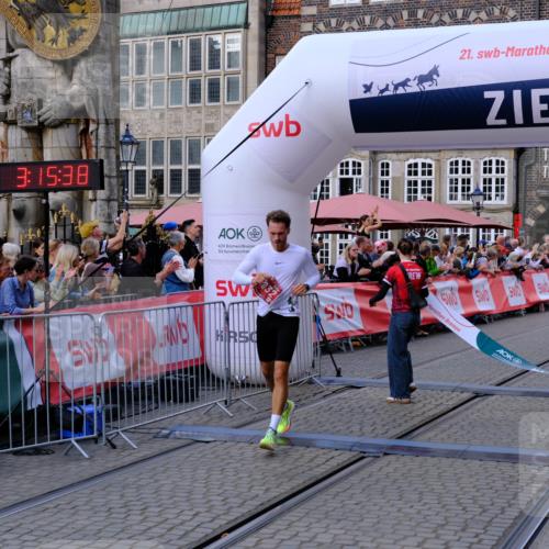 13.09.2026 - 21. swb-Marathon Bremen Tim E. http://msf.ph/oto/10354920 13.09.2026 12:46:27 Ziel 103, 1352, 2143, 8044 meine-sportfotos.de