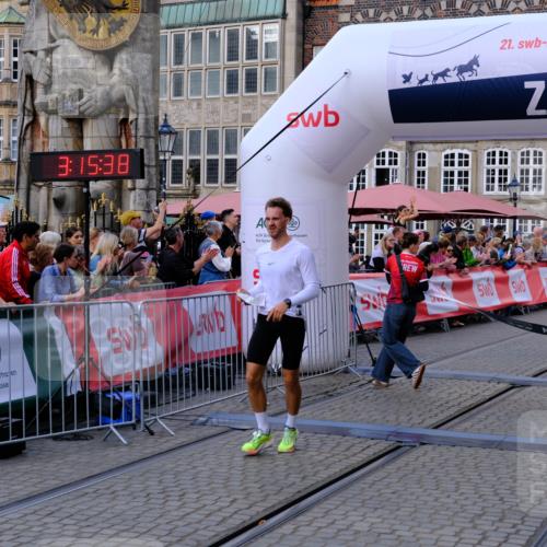 13.09.2026 - 21. swb-Marathon Bremen Tim E. http://msf.ph/oto/10354947 13.09.2026 12:46:27 Ziel 103, 1352, 2143, 8044 meine-sportfotos.de