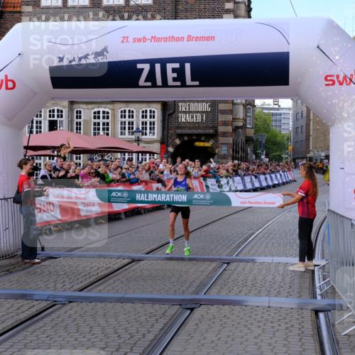 13.09.2026 - 21. swb-Marathon Bremen Tim E. http://msf.ph/oto/10354958 13.09.2026 12:46:33 Ziel 103, 1352, 8044 meine-sportfotos.de