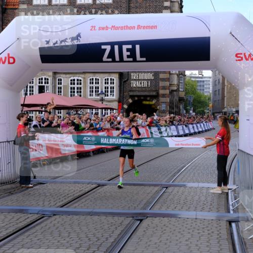 13.09.2026 - 21. swb-Marathon Bremen Tim E. http://msf.ph/oto/10354969 13.09.2026 12:46:33 Ziel 103, 1352, 8044 meine-sportfotos.de