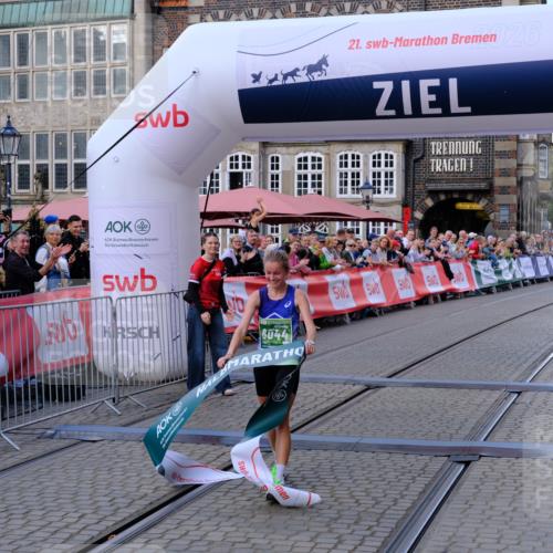 13.09.2026 - 21. swb-Marathon Bremen Tim E. http://msf.ph/oto/10355167 13.09.2026 12:46:36 Ziel 103, 1352, 1525, 8044 meine-sportfotos.de