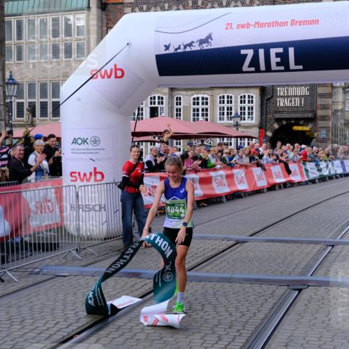 13.09.2026 - 21. swb-Marathon Bremen Tim E. http://msf.ph/oto/10355182 13.09.2026 12:46:37 Ziel 103, 1352, 1525, 8044 meine-sportfotos.de