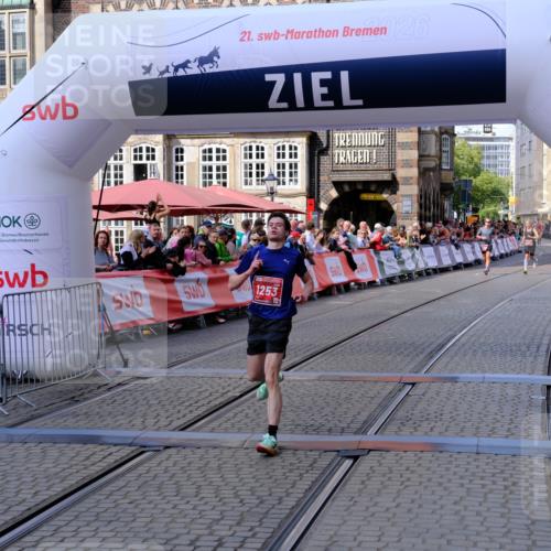 13.09.2026 - 21. swb-Marathon Bremen Tim E. http://msf.ph/oto/10355542 13.09.2026 12:47:19 Ziel 649, 7741 meine-sportfotos.de