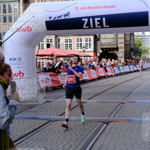 13.09.2026 - 21. swb-Marathon Bremen Tim E. http://msf.ph/oto/10355577 13.09.2026 12:47:19 Ziel 649, 7741 meine-sportfotos.de